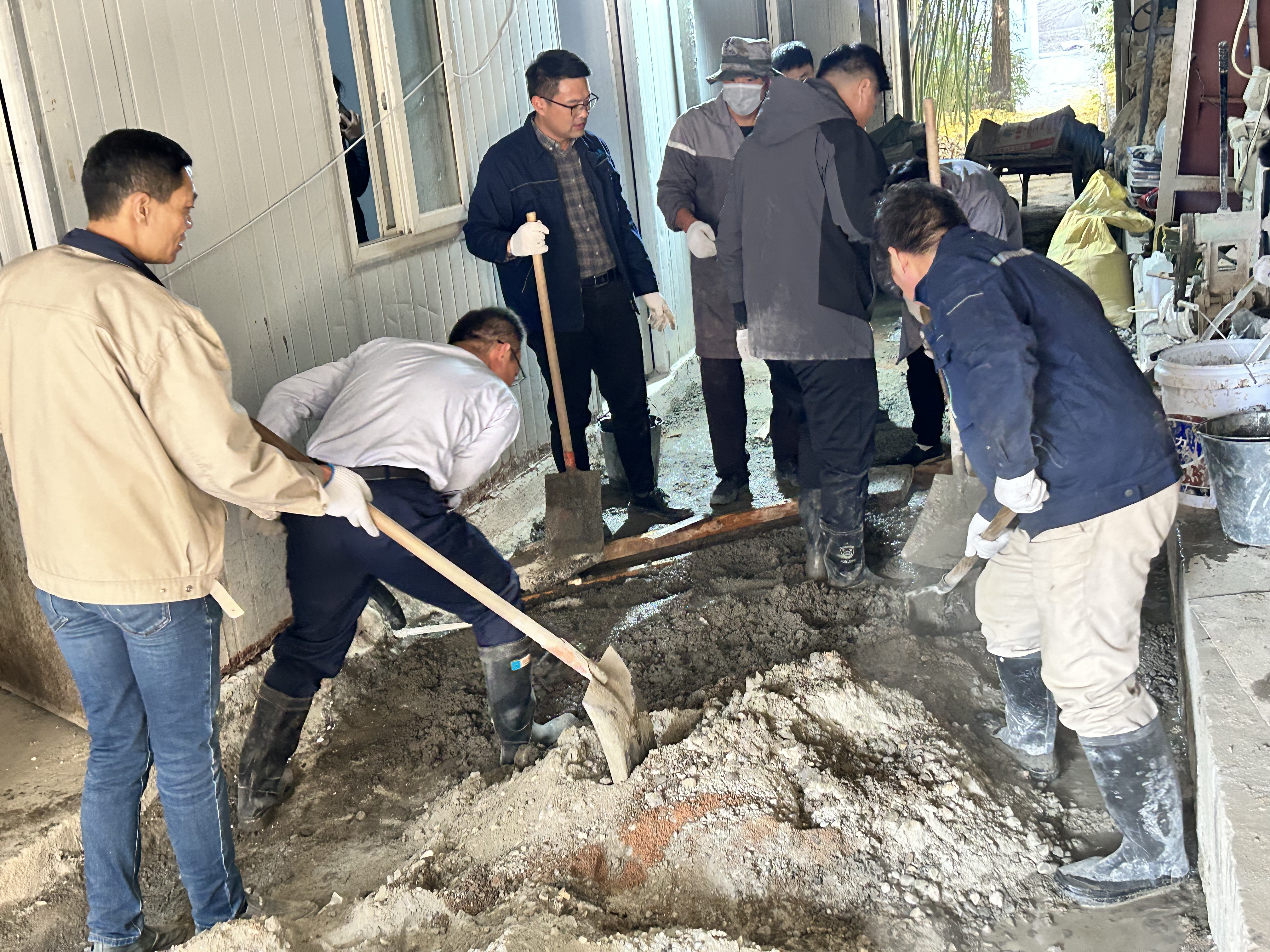 党建引领聚协力 党群同心共修路