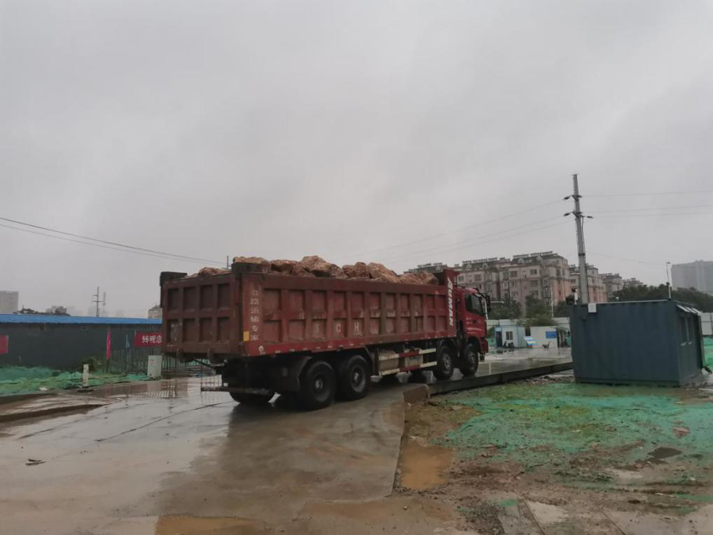 不畏酷暑，，，矿产人奋战在一线